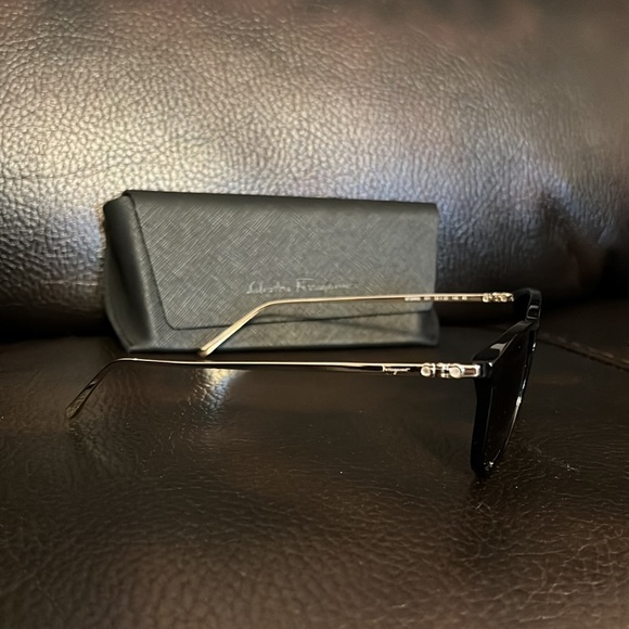 Salvatore Ferragamo unisex logo monogram black sunglasses NEW - Picture 4 of 8